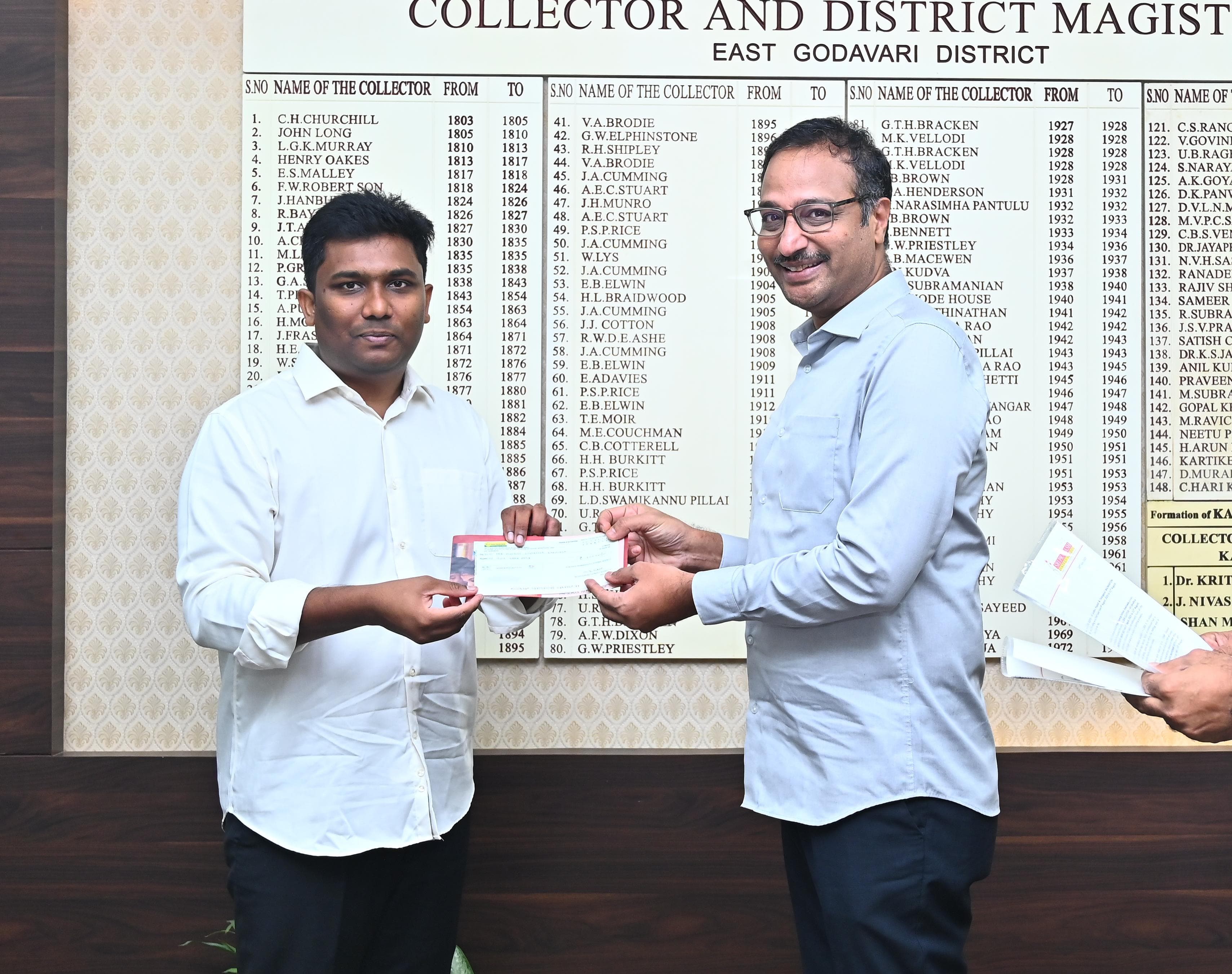 శ్రీ ప్రకాష్ ఎడ్యుకేషనల్ ఇన్స్టిట్యూషన్స్ సామాజిక బాధ్యతతో 2 లక్షల రూపాయల విరాళం (2)
